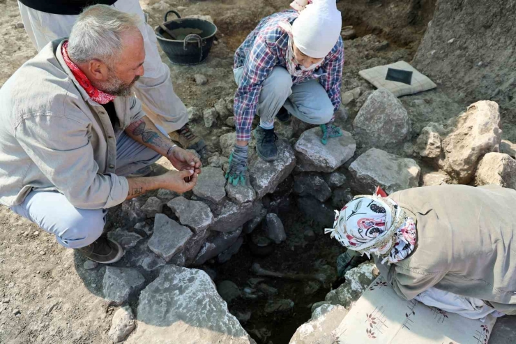 Çayönü Tepesi’nde 8 Mezar Gün Yüzüne Çıkarıldı
