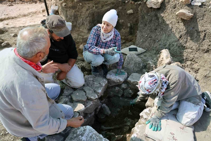 Çayönü Tepesi’nde 8 Mezar Gün Yüzüne Çıkarıldı