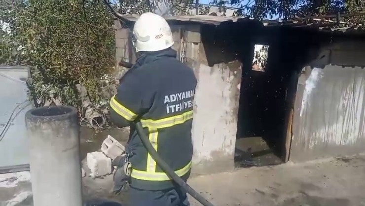 Evin Damında Çıkan Yangına Yoldan Geçen Tanker Müdahale Etti