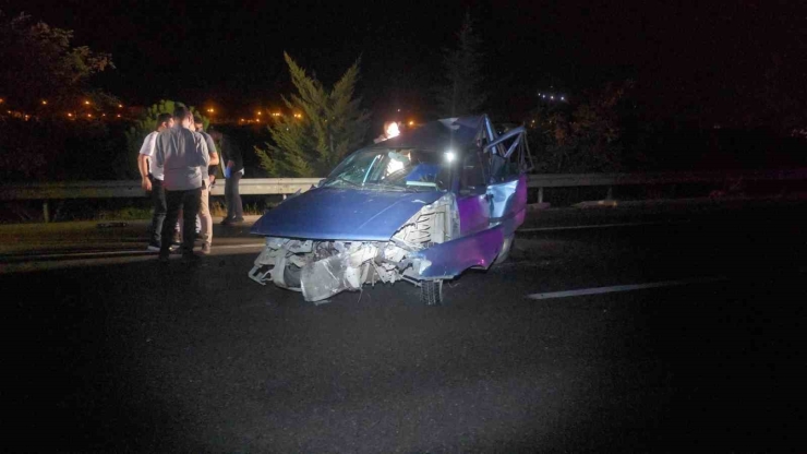 Gaziantep’te 2 Otomobil Çarpıştı: 1’i Ağır 2 Yaralı