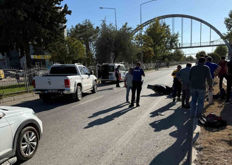 Devrilen Motosikletliye Araç Çarptı: 1 Yaralı