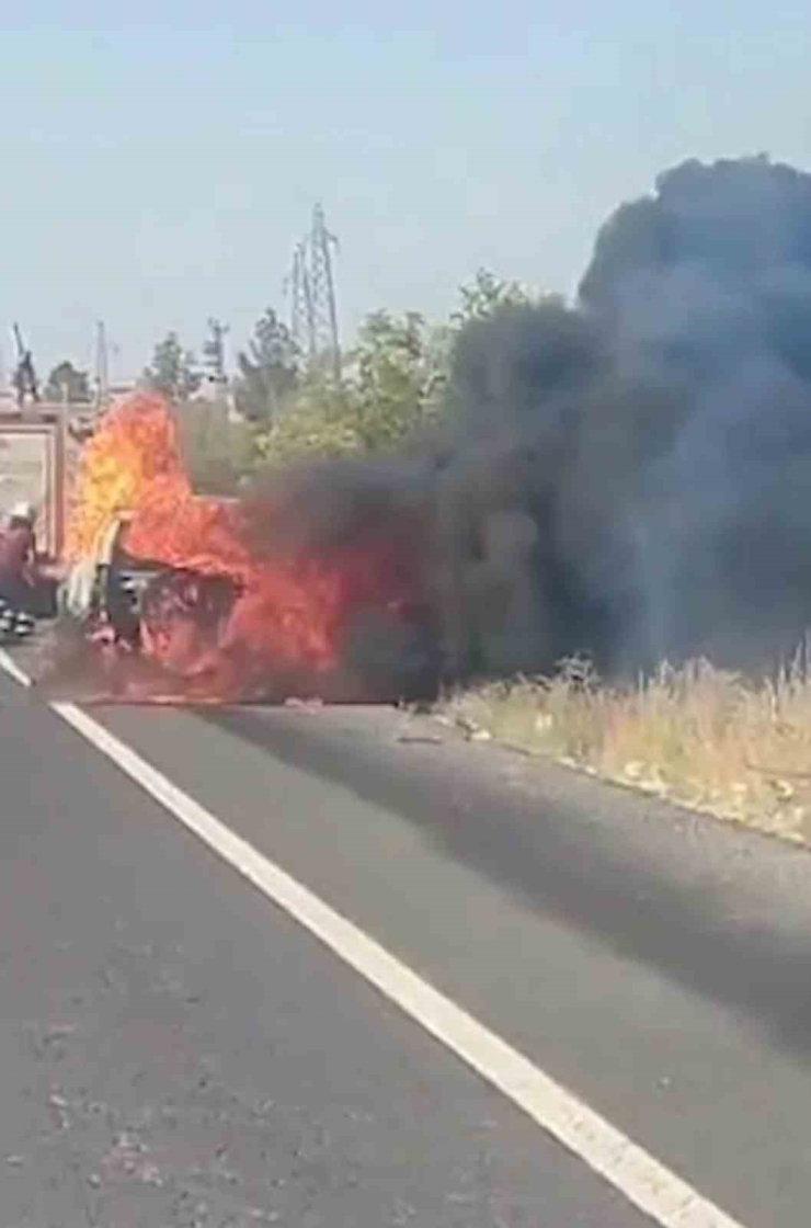 Diyarbakır’da Seyir Halindeyken Alev Alan Cip Küle Döndü
