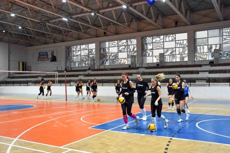Dbb Kadın Voleybol Takımı 1. Lige Hazır
