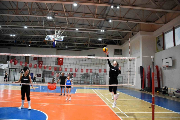 Dbb Kadın Voleybol Takımı 1. Lige Hazır