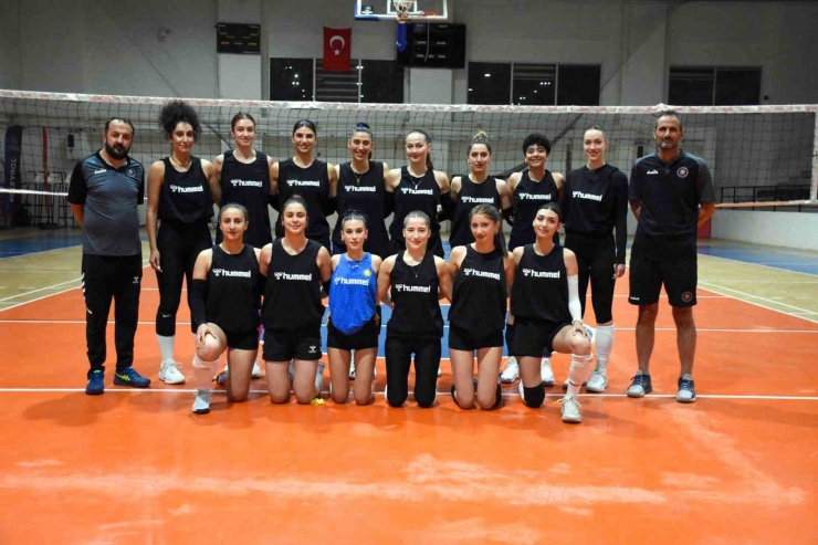 Dbb Kadın Voleybol Takımı 1. Lige Hazır