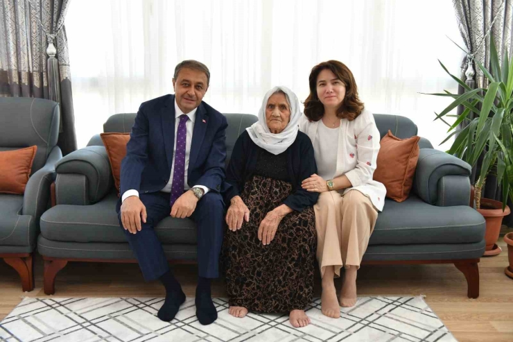 Şanlıurfa Valisi Hasan Şıldak Eşi İle Birlikte Yaşlı Bireylerle Buluştu