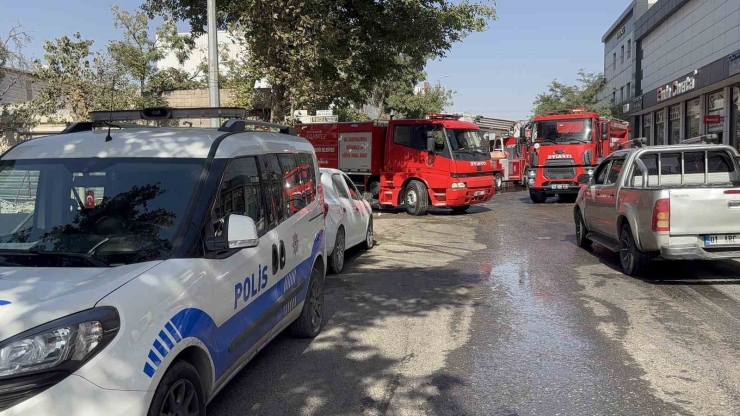 Gaziantep’te İş Yerinde Çıkan Yangını İtfaiye Söndürdü