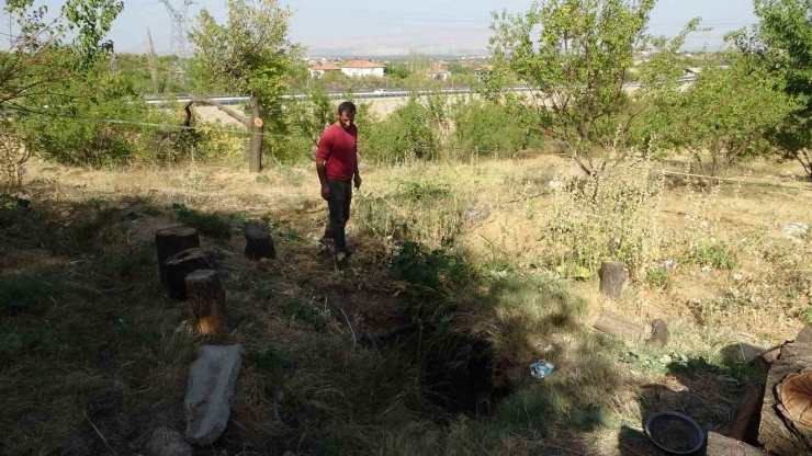 Malatya’da Kayısı Bahçesinde Obruk Oluştu