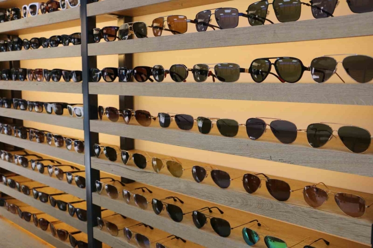 Vatandaşlar Orijinal Fiyatına Sahte Güneş Gözlüğüne Yöneldi, Gözlükçüler Uyardı