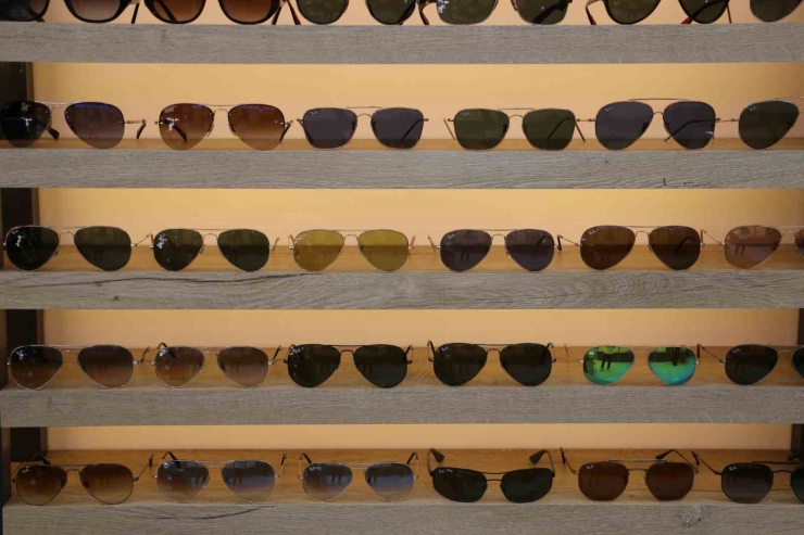 Vatandaşlar Orijinal Fiyatına Sahte Güneş Gözlüğüne Yöneldi, Gözlükçüler Uyardı