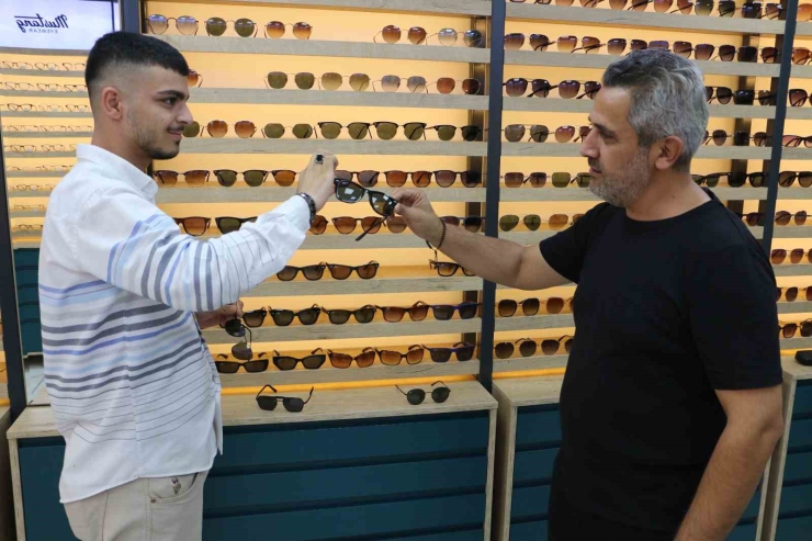Vatandaşlar Orijinal Fiyatına Sahte Güneş Gözlüğüne Yöneldi, Gözlükçüler Uyardı