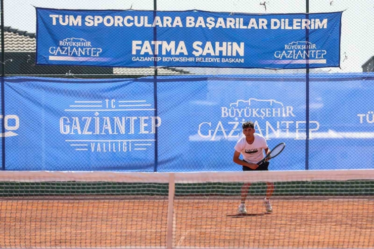Gaziantep’te Tenis Şampiyonasında Ödül Töreni Heyecanı