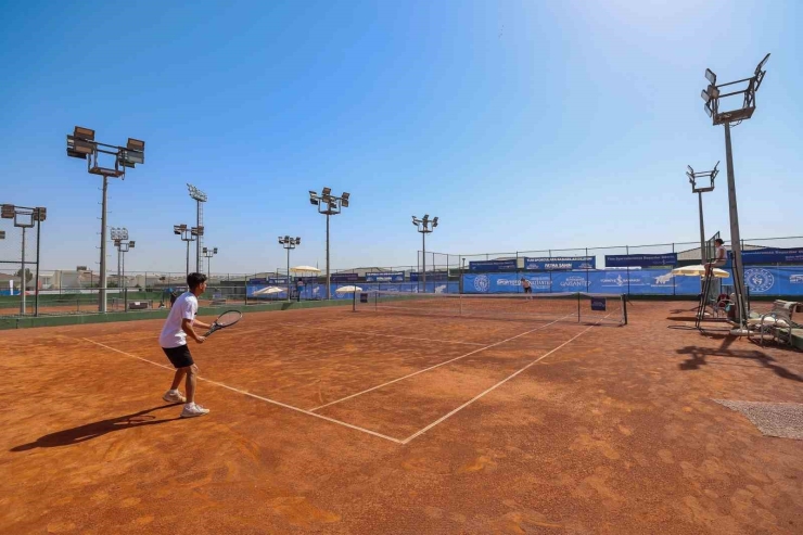 Gaziantep’te Tenis Şampiyonasında Ödül Töreni Heyecanı