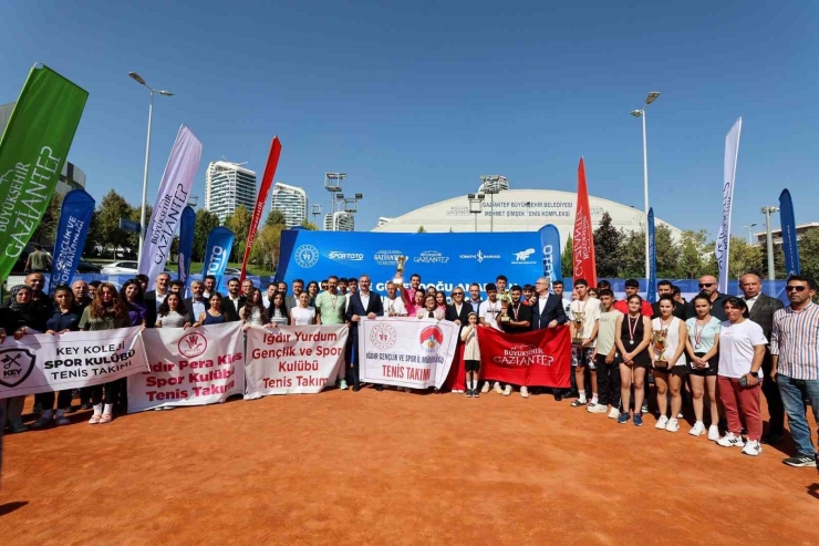 Gaziantep’te Tenis Şampiyonasında Ödül Töreni Heyecanı