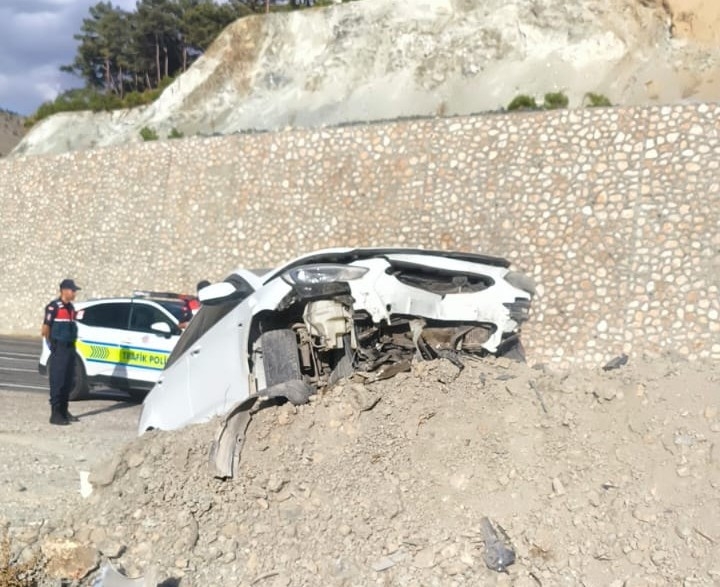 Malatya’da Kontrolden Çıkan Araç Toprak Yığınına Çarptı: 1 Yaralı