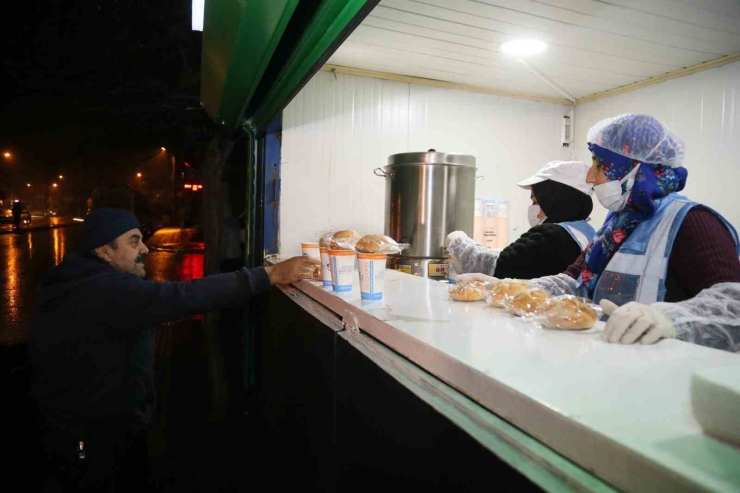 Büyükşehir, 40 Noktada 15 Bin Kişiye Çorba İkram Hizmeti Veriyor