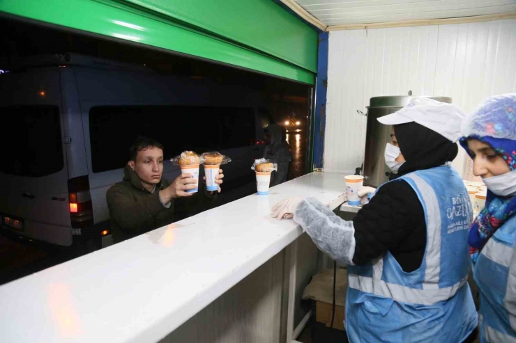 Büyükşehir, 40 Noktada 15 Bin Kişiye Çorba İkram Hizmeti Veriyor