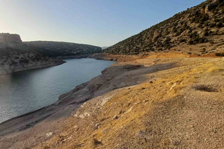 Araban Ardıl Barajı’nda Su Seviyesi Düştü