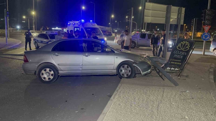 Alkollü Sürücü Aydınlatma Direğini Devirip Refüje Çıktı