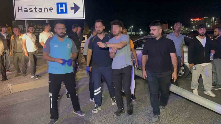 Alkollü Sürücü Aydınlatma Direğini Devirip Refüje Çıktı