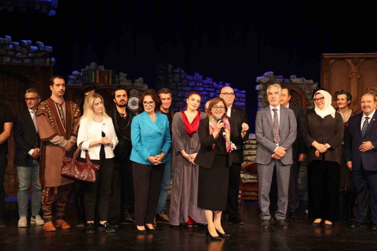 Büyükşehir Şehir Tiyatrosu’ndan Unutulmaz Prömiyer
