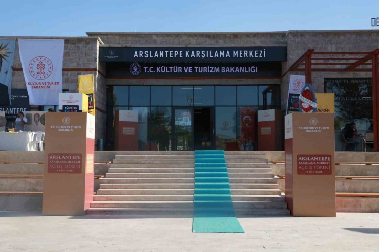 Bakan Ersoy, Battalgazi’nin Seramik Eserlerini İnceledi