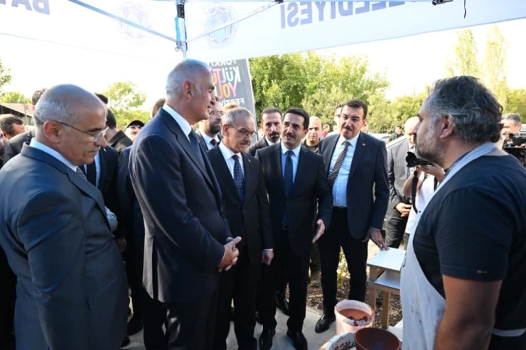 Bakan Ersoy, Battalgazi’nin Seramik Eserlerini İnceledi