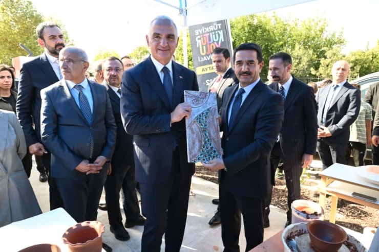 Bakan Ersoy, Battalgazi’nin Seramik Eserlerini İnceledi