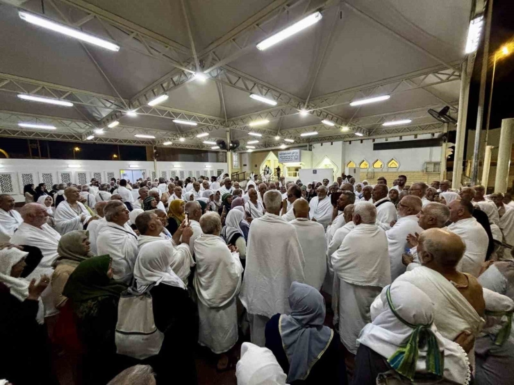 Umrelerini Tamamlayan 300 Kişilik İlk Kafile Yurda Döndü