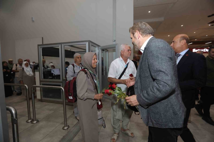 Umrelerini Tamamlayan 300 Kişilik İlk Kafile Yurda Döndü