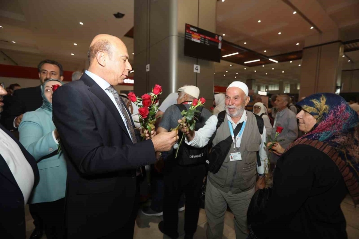 Umrelerini Tamamlayan 300 Kişilik İlk Kafile Yurda Döndü