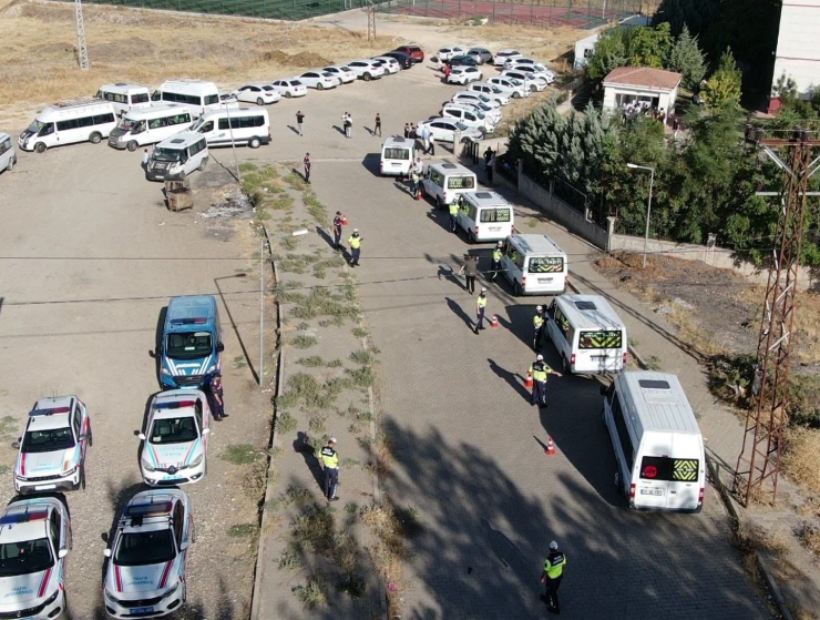 Diyarbakır’da Okul Servis Araç Sürücüleri İçin Trafik Güvenliği Eğitimi Verildi