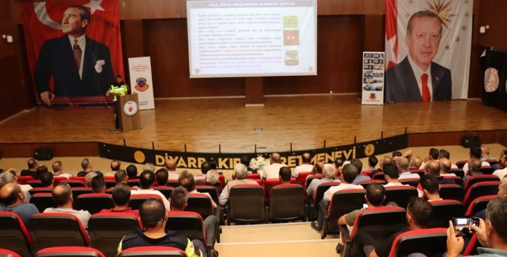 Diyarbakır’da Okul Servis Araç Sürücüleri İçin Trafik Güvenliği Eğitimi Verildi