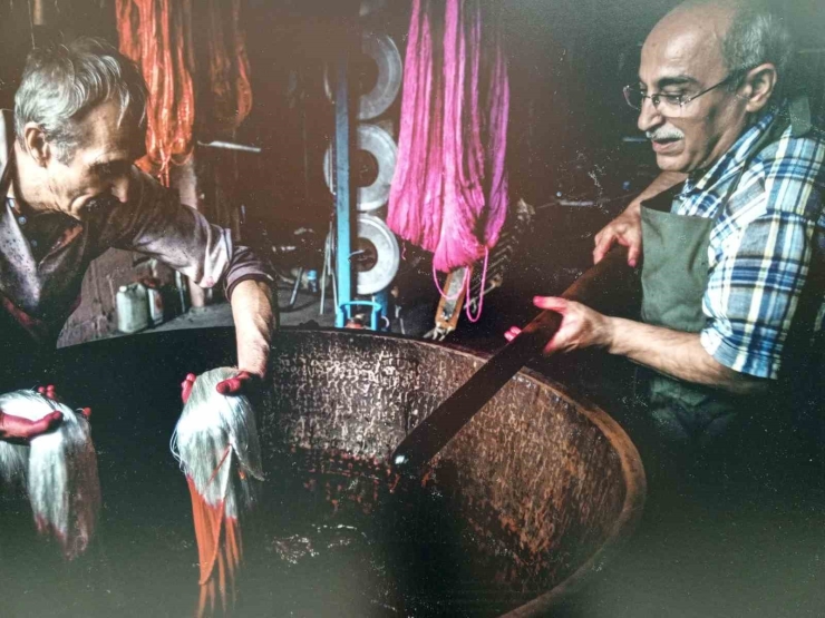 Kutnu Kumaş Sergisi Ziyaretçilerini Osmanlı Modasına Götürüyor