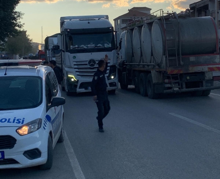 Yolun Karşısına Geçmeye Çalışan Yaşlı Kadına Tanker Çarptı