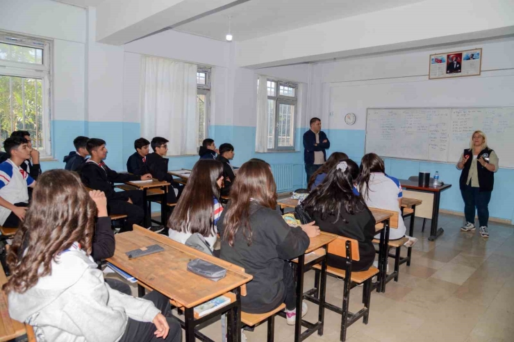 Afet Risklerinin Azaltılması Gününde Öğrencilere Uygulamalı Eğitim