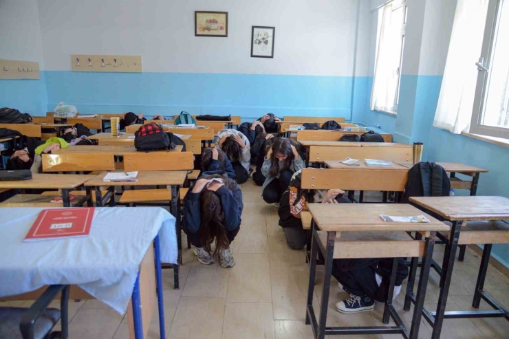 Afet Risklerinin Azaltılması Gününde Öğrencilere Uygulamalı Eğitim