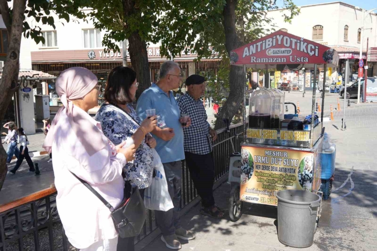 Gaziantep’te Usta, 40 Yıldır Karadut Suyu Satıyor