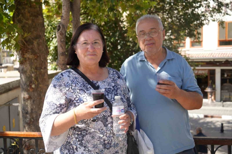 Gaziantep’te Usta, 40 Yıldır Karadut Suyu Satıyor