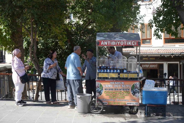 Gaziantep’te Usta, 40 Yıldır Karadut Suyu Satıyor