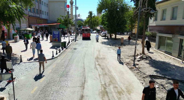 Şanlıurfa’da Divanyolu Yayalaştırma Projesi İle Tarihi Bölge Canlanıyor