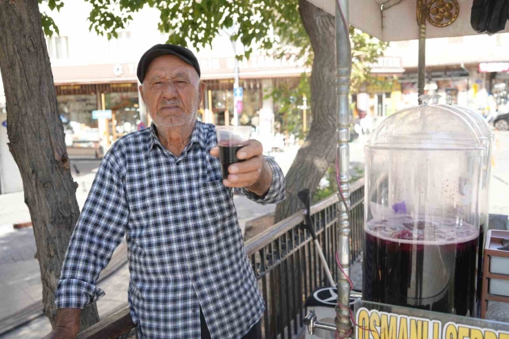 Gaziantep’te Usta, 40 Yıldır Karadut Suyu Satıyor