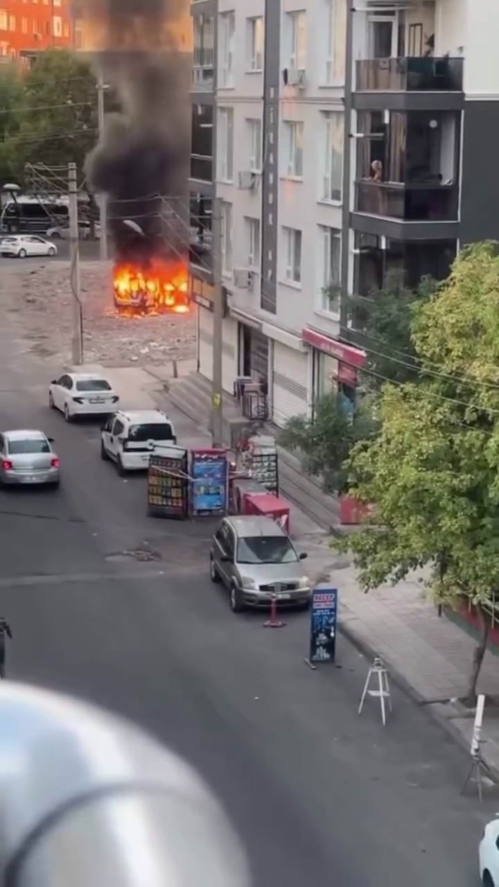 Diyarbakır’da Seyir Halindeki Araç Alev Topuna Döndü
