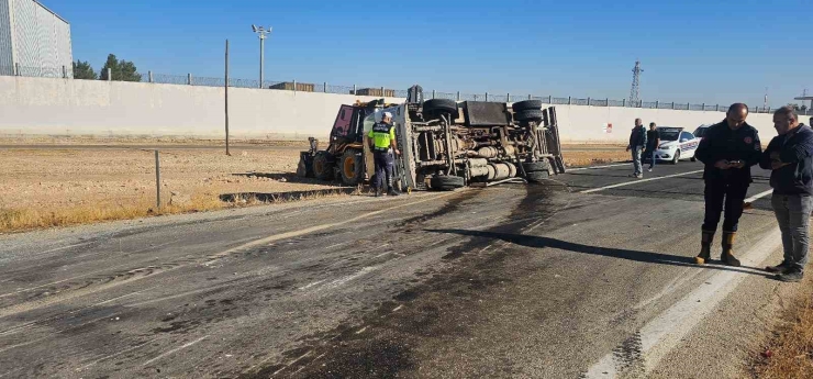 Gaziantep’te Devrilen Yakıt Tankerinin Sürücüsü Yaralandı: İtfaiye Önlem Aldı