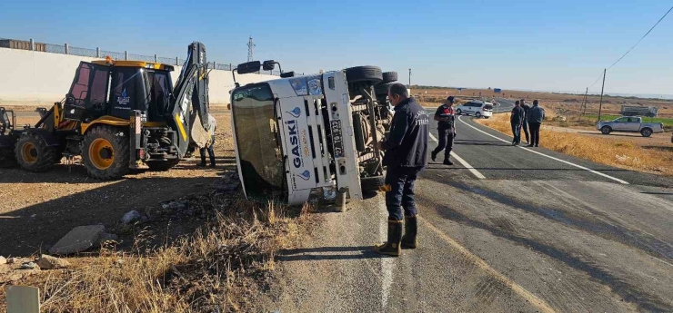 Gaziantep’te Devrilen Yakıt Tankerinin Sürücüsü Yaralandı: İtfaiye Önlem Aldı