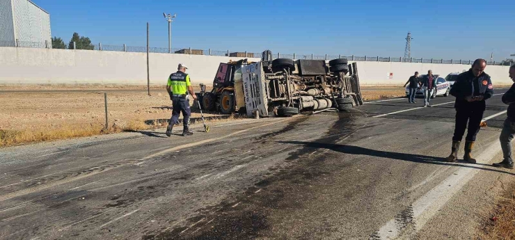 Gaziantep’te Devrilen Yakıt Tankerinin Sürücüsü Yaralandı: İtfaiye Önlem Aldı