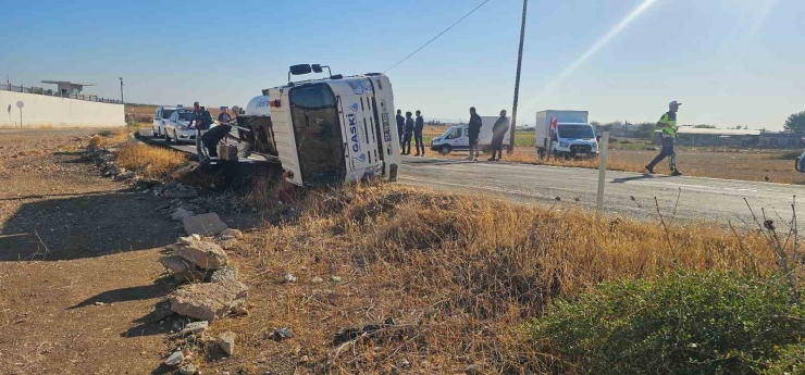 Gaziantep’te Devrilen Yakıt Tankerinin Sürücüsü Yaralandı: İtfaiye Önlem Aldı