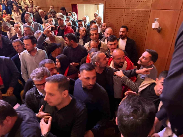 Chp İl Kongresi’nde Yumruklar Havada Uçuştu