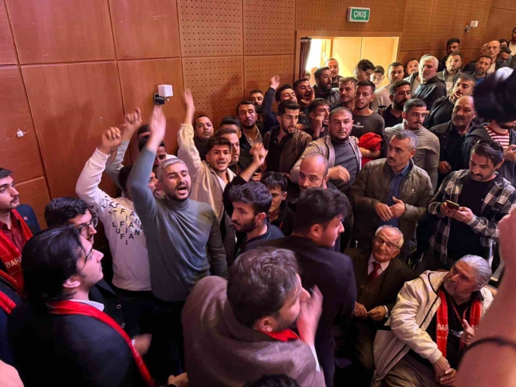 Chp İl Kongresi’nde Yumruklar Havada Uçuştu