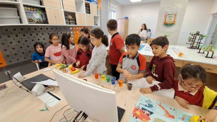 Esentepe Gençlik Merkezinde Çocuklar Teknolojiyle Buluşuyor